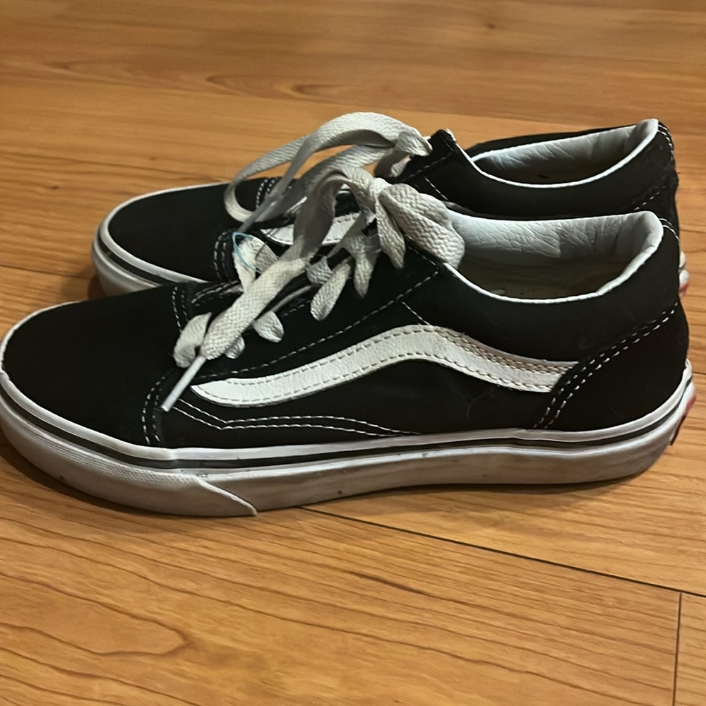 Classic black and white old skool low cut Vans